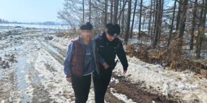 【寒冬暖阳】雪地里数冰晶的男孩，民警用体温焐热冻红的小手——